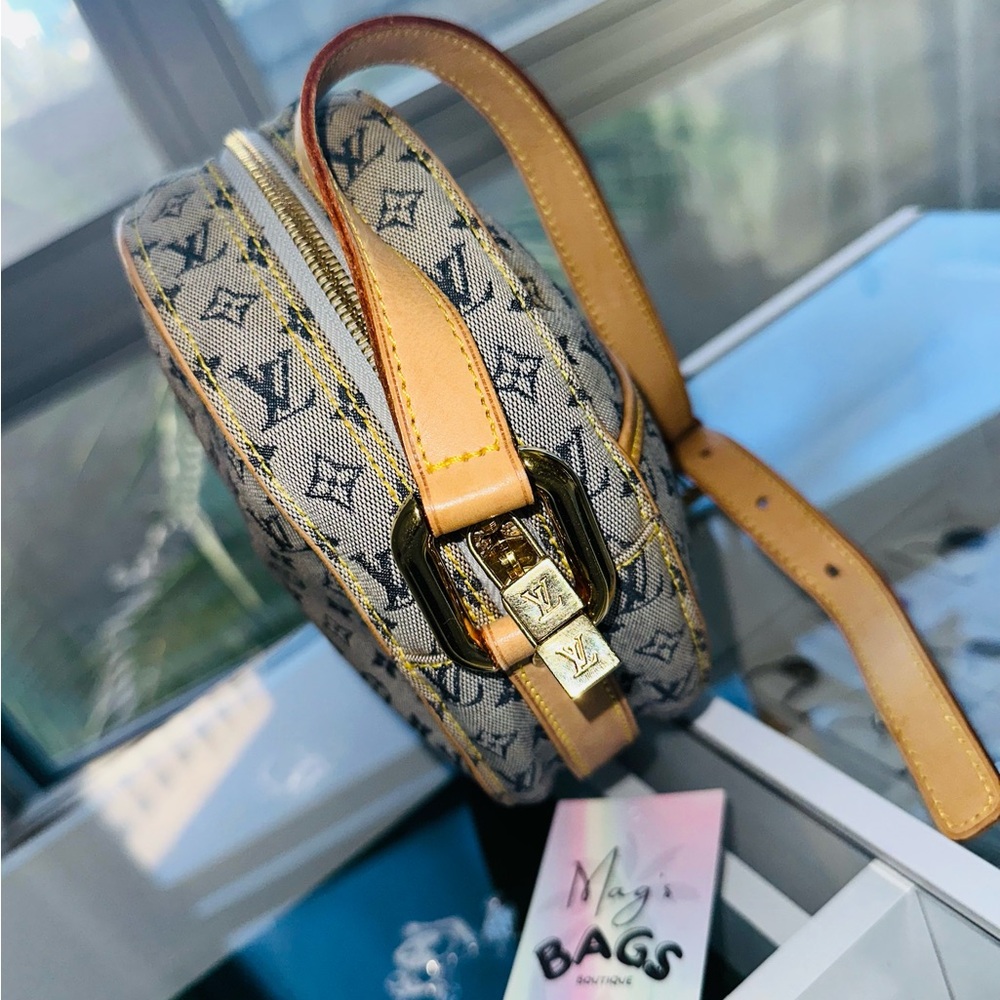 Louis Vuitton: Round Monogram LV Mini Crossbody Bag (seen on Ariana Grande) - Picture 3 of 16